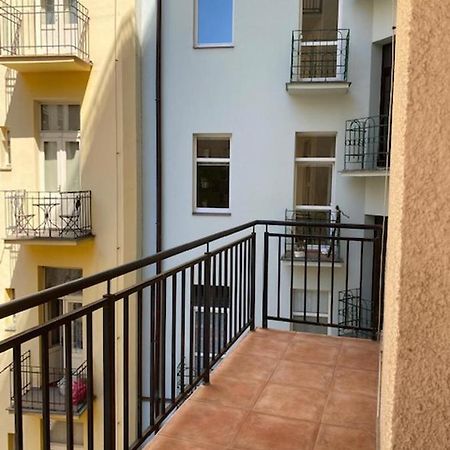 Large 3 Bedroom Family Apartment With Balcony Praga Exterior foto