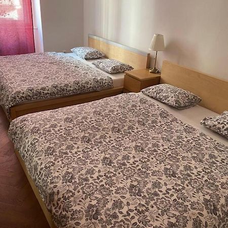 Large 3 Bedroom Family Apartment With Balcony Praga Exterior foto
